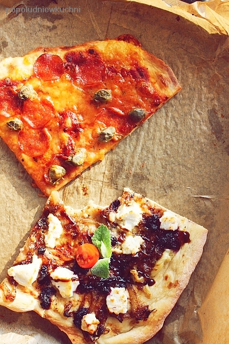 Pizza z kozim serem, karmelizowaną cebulą i jagodami.
