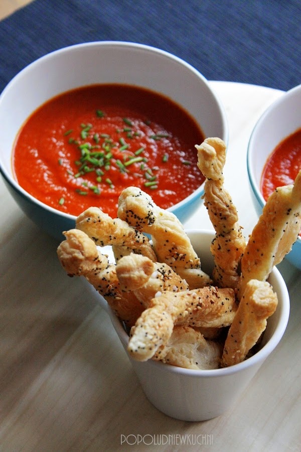 Zupa ze świeżych pomidorów z nutą curry i sezamowo-makowymi paluchami