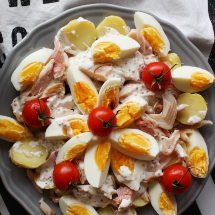 Sałatka ziemniaczana z wędzonym pstrągiem, jajkami i musztardowym sosem